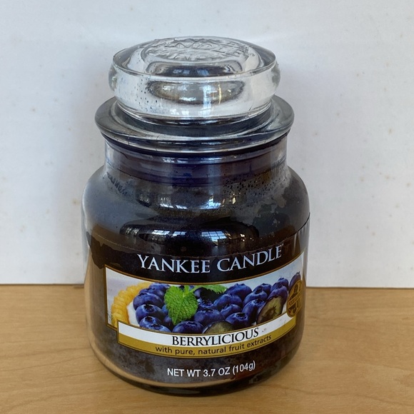 Yankee candle berrylicious 3.7 ounces candle new with lid - Picture 2 of 6